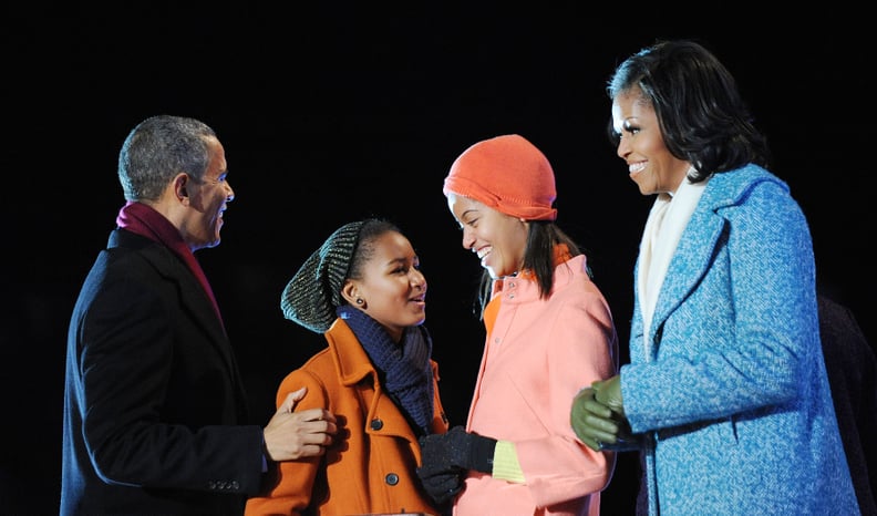 华盛顿特区- 12月6日:(法新社)美国总统奥巴马(左)和他的妻子第一夫人米歇尔·奥巴马(R)和他们的女儿玛利亚(2 R)和萨莎奥巴马光第90届国家圣诞树在椭圆上的点火仪式