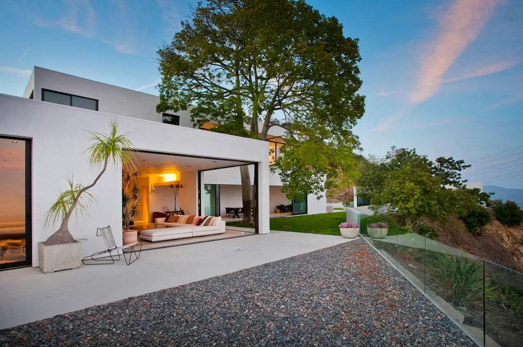 Joe Jonas's Airbnb Rental For Holidays 2015