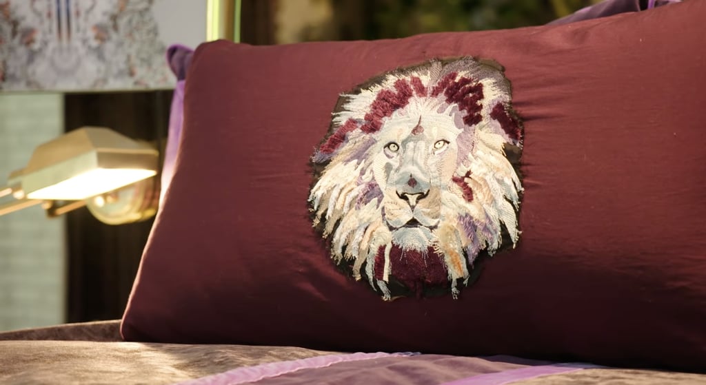卡拉的床上放着狮子枕头。事实上，卡拉的右手食指上有一个狮子纹身。