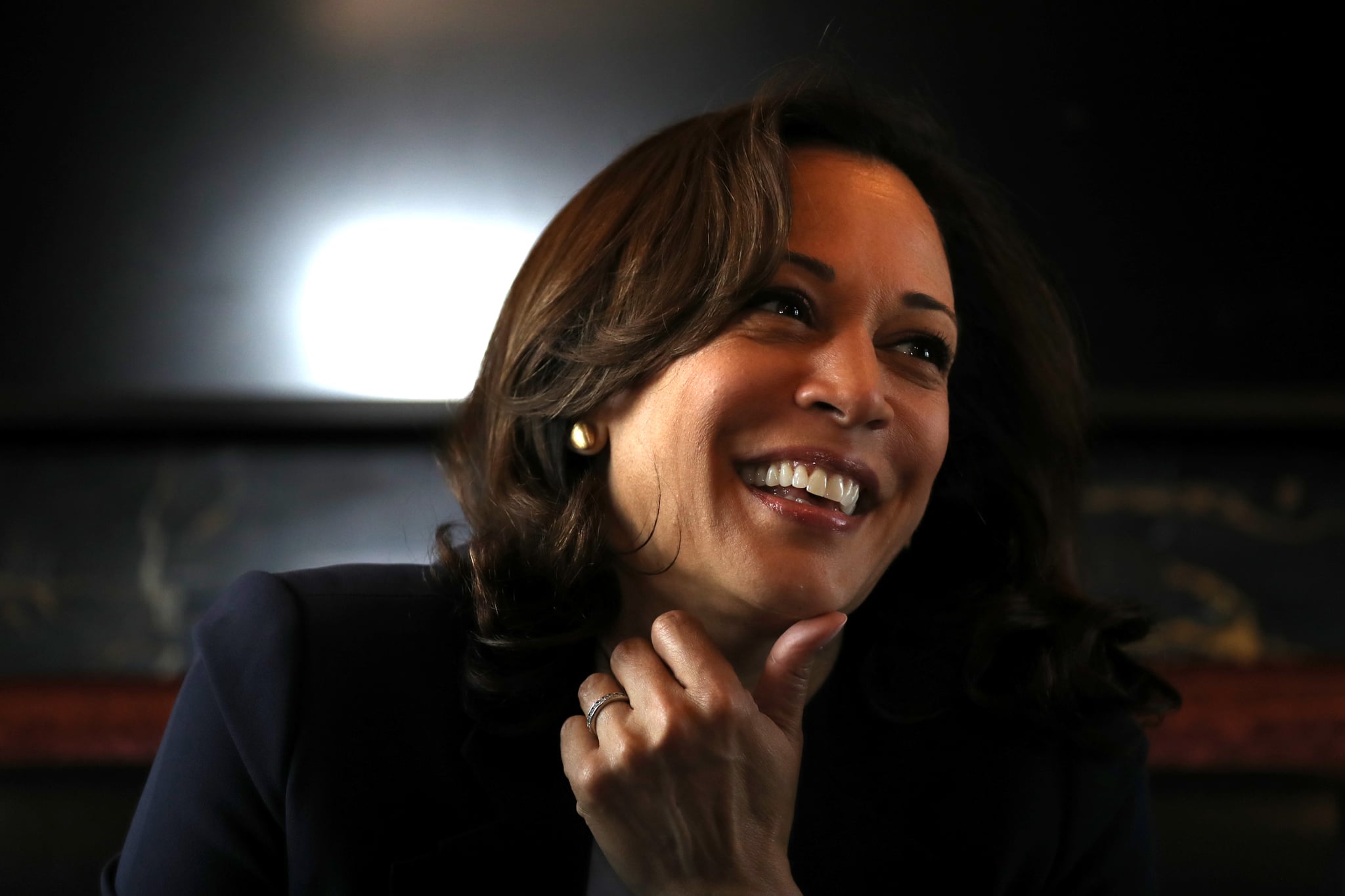 SIOUX CITY, IOWA - AUGUST 09: Democratic presidential hopeful U.S. Sen. Kamala Harris (C) (D-CA) rides on her campaign bus to a campaign event in Storm Lake on August 09, 2019 in Sioux City, Iowa. Kamala Harris is on a five day river-to-river bus tour across Iowa promoting her