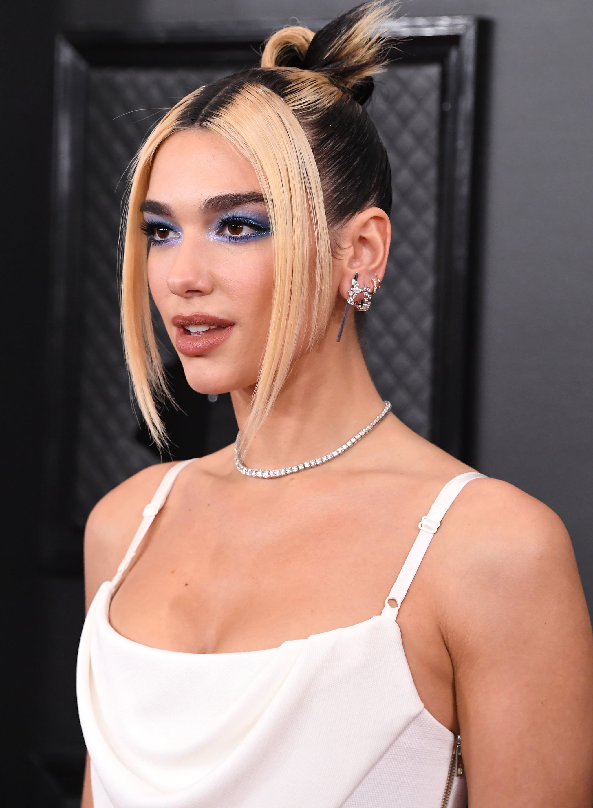 Dua Lipa S 90s Inspired Tendrils Updo At The 2020 Grammy Awards