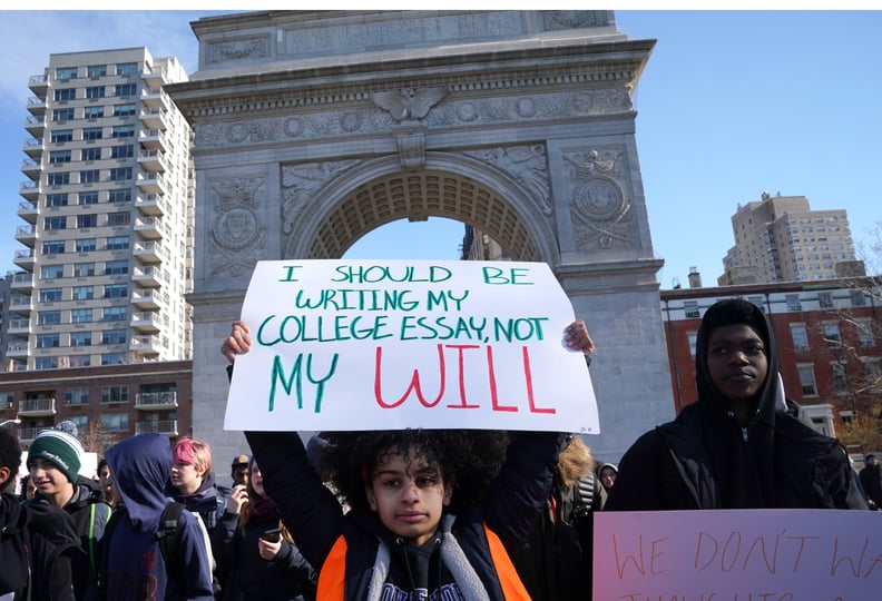 高中学生收获大学华盛顿广场公园的喷泉周围形成一圈3月14日,2018年在纽约参加一个全国性的罢工,抗议枪支暴力,一个月后在公园拍摄,佛罗里达,”width=