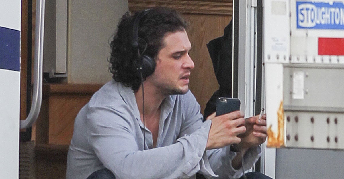 Kit Harington Listening to Music Photo July 2016 | PS Celebrity