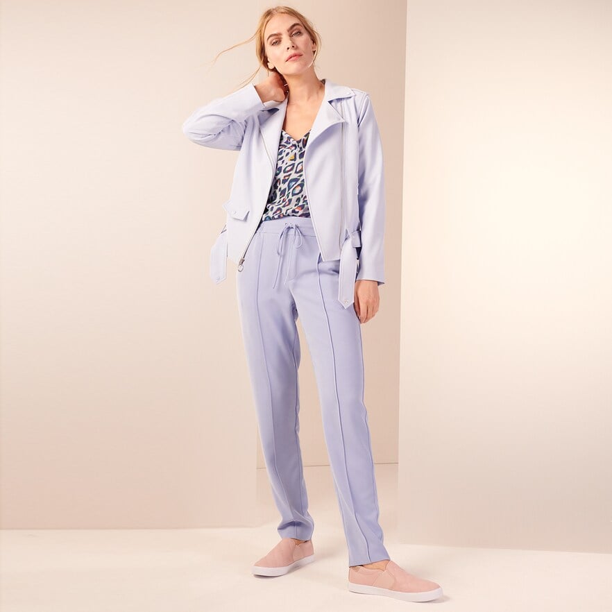 I Can't Stop Cackling Over This Hilarious Father-Daughter Exchange Caught on a Security Camera