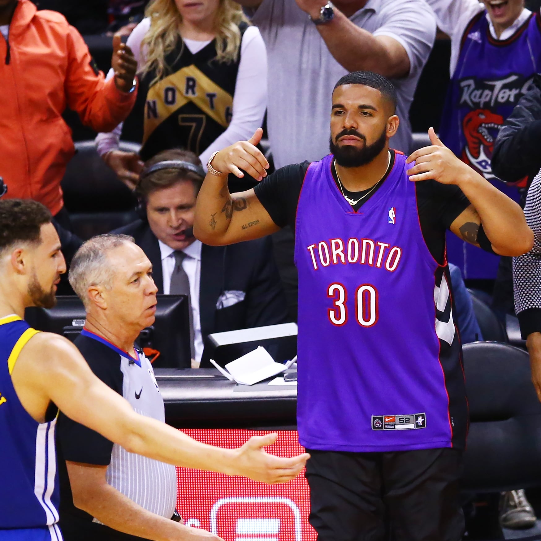 Drake wears vintage Toronto Raptors jersey of Steph Curry's father Dell to  Game One of NBA Finals