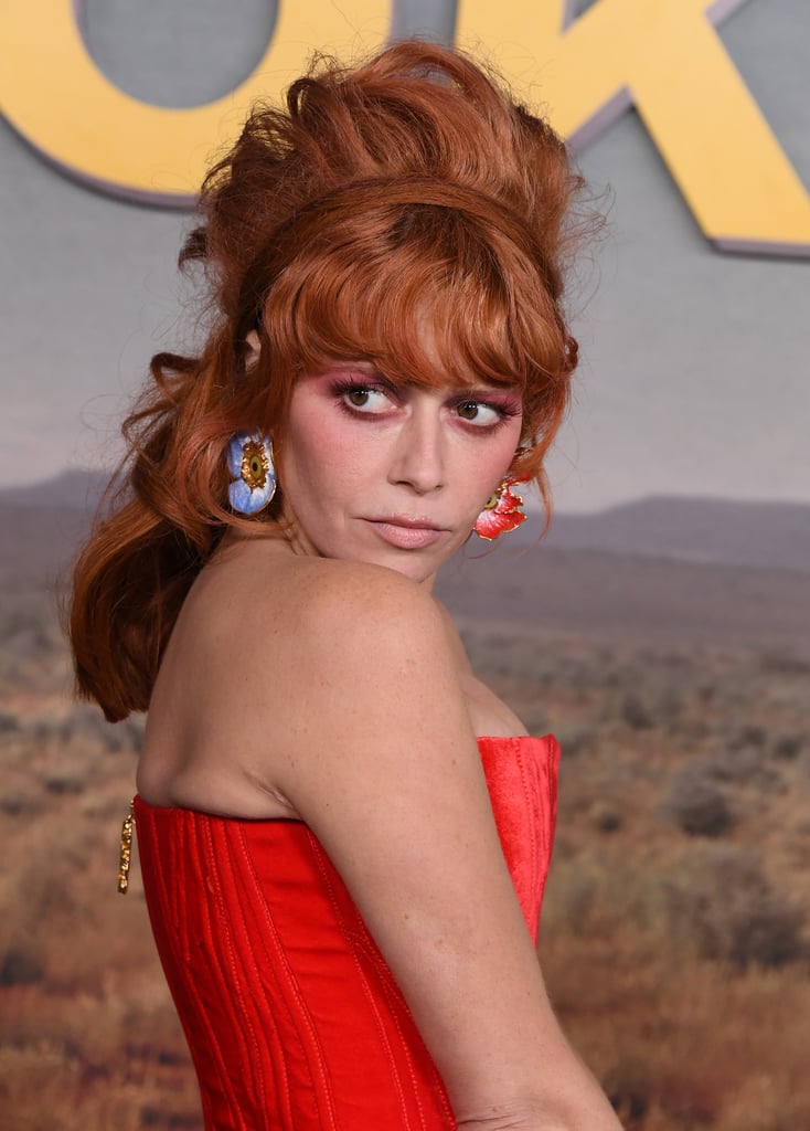 Natasha Lyonne在扑克脸首映式上的高髻和红色妆容
