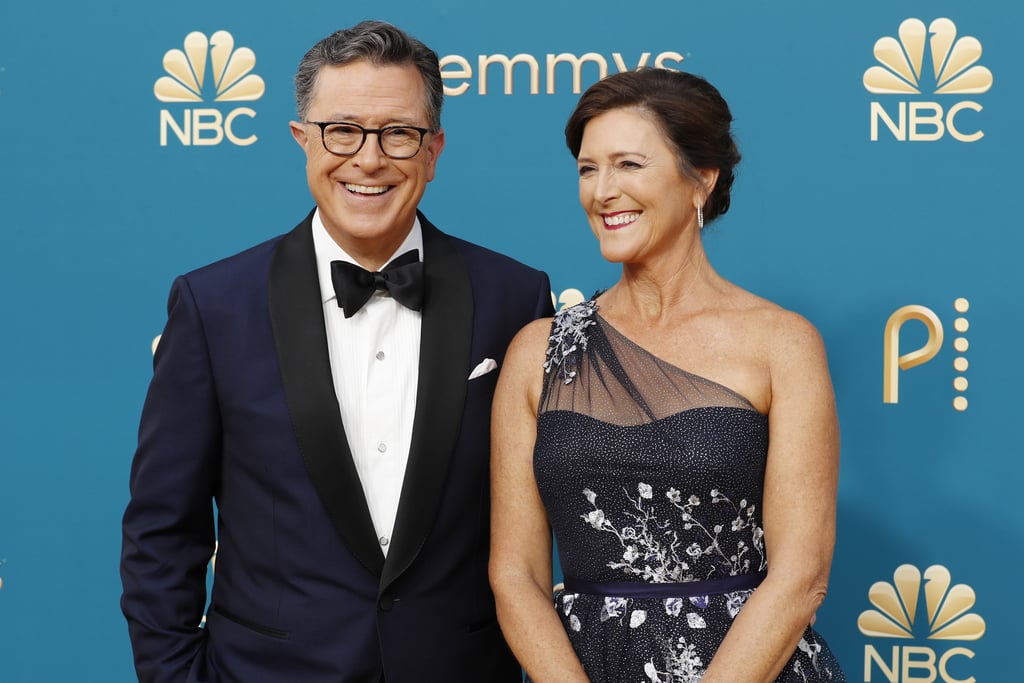 脱口秀主持人斯蒂芬·科尔伯特和他的妻子伊芙琳McGee-Colbert制作人,在2022年艾美奖。”class=