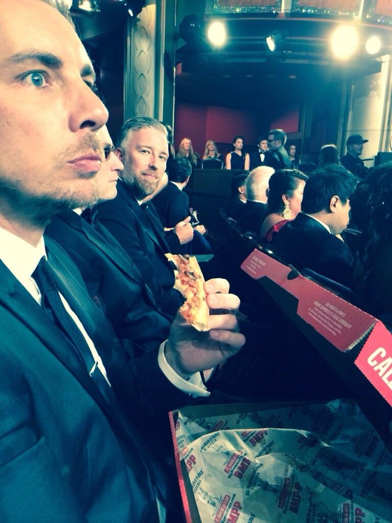 Dax Shepard snacked on pizza while Kristen Bell snapped a picture.
Source: Twitter user IMKristenBell