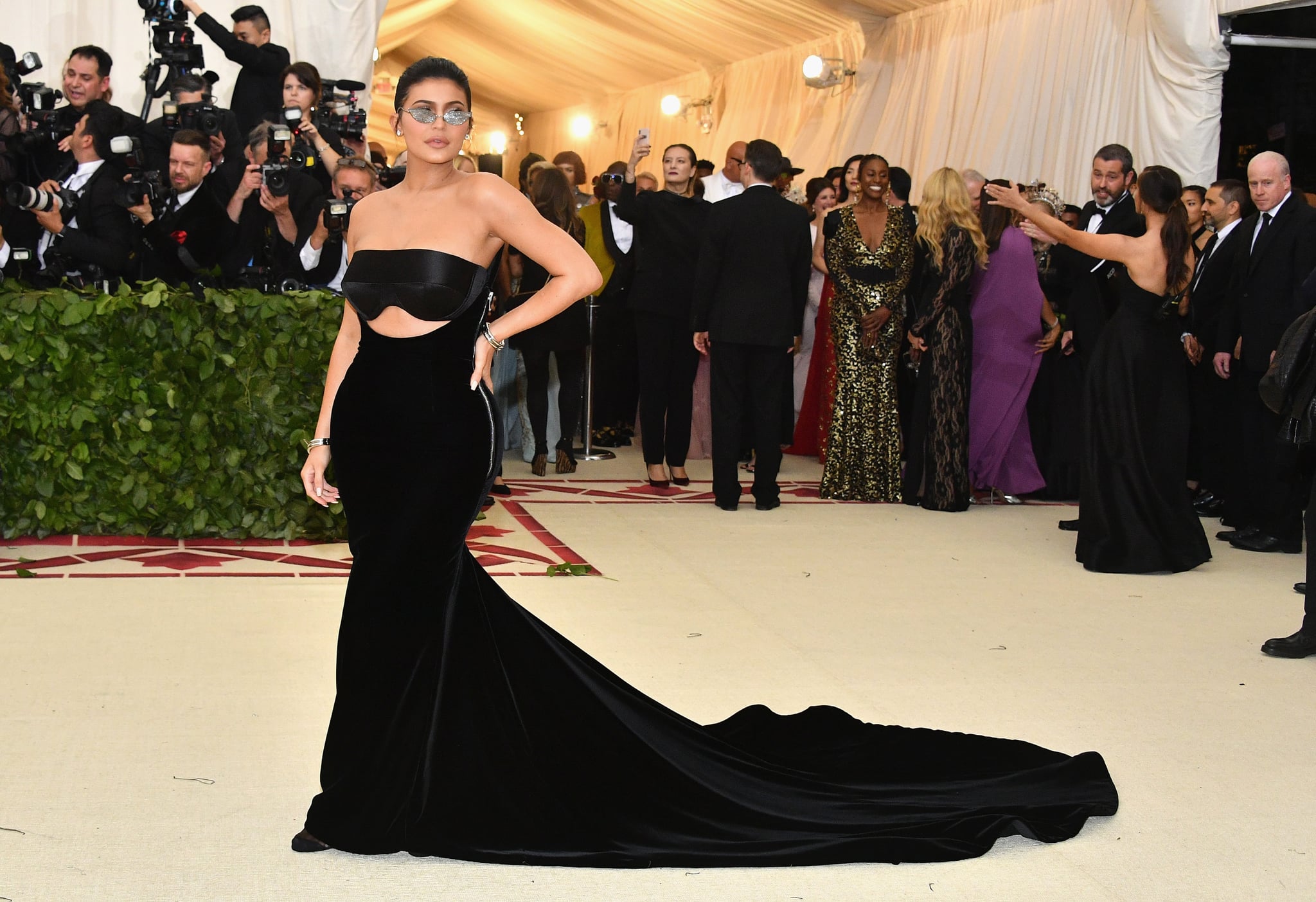 Kylie jenner black dress red carpet top