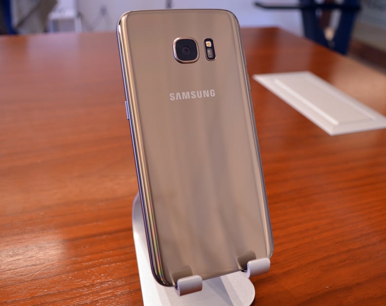 The gold platinum looks even shinier on the S7 edge.