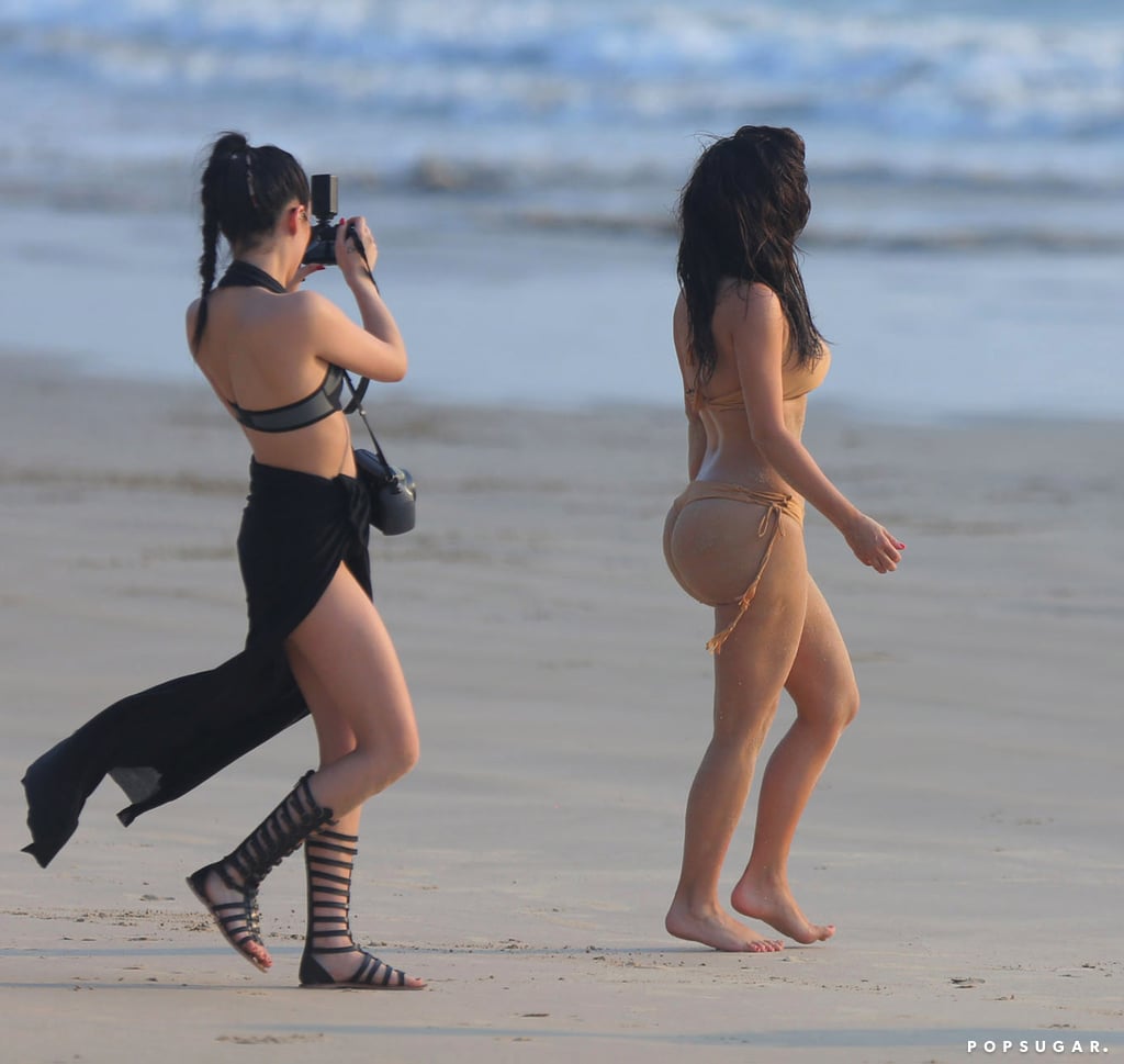 Удивительная Ким Кардашян в сияющем купальнике пленительно притягивает взгляды на пляже