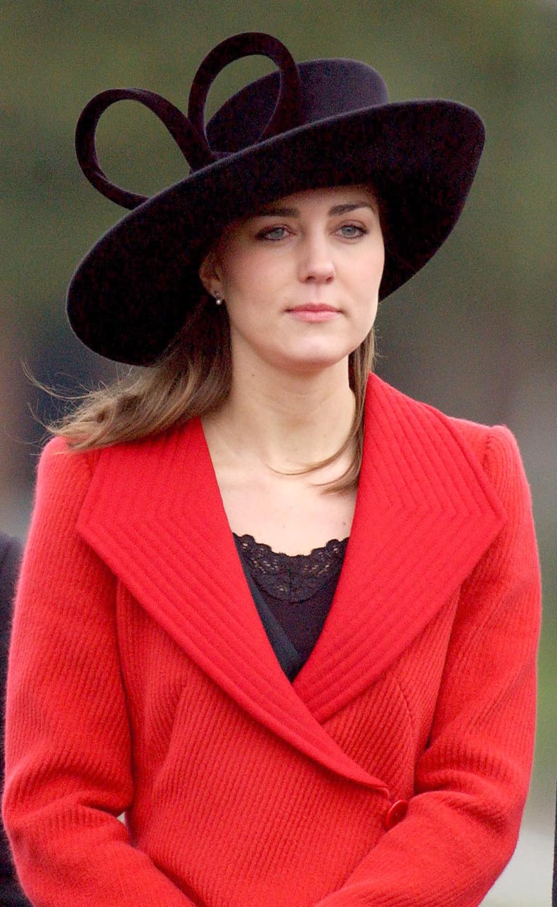 戴安娜王妃和凯特•米德尔顿时尚:红色外套和黑色帽子