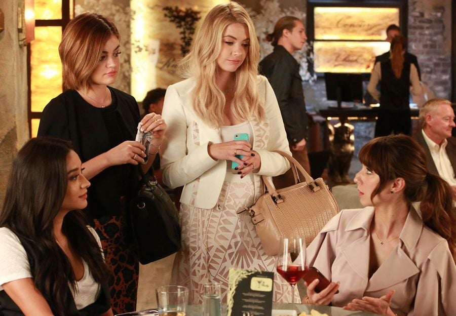 Pretty Little Liars "Of Late I Think of Rosewood" Pictures