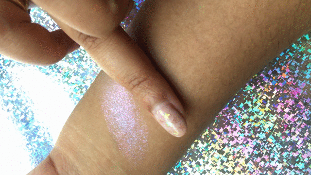 Urban Decay Holographic Highlight Powder Swatch