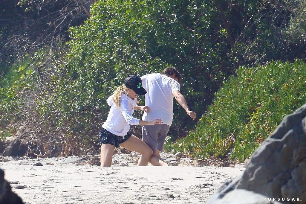 Kate Hudson and Matthew Bellamy Kissing on the Beach