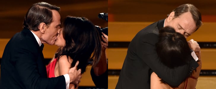 布赖恩克兰斯顿亲吻茱莉亚在2014年艾美奖。路易达孚