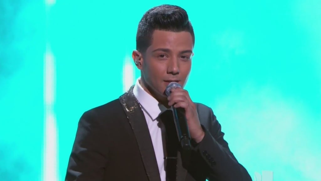 Luis Coronel Performing "Dime Qué Se Siente"