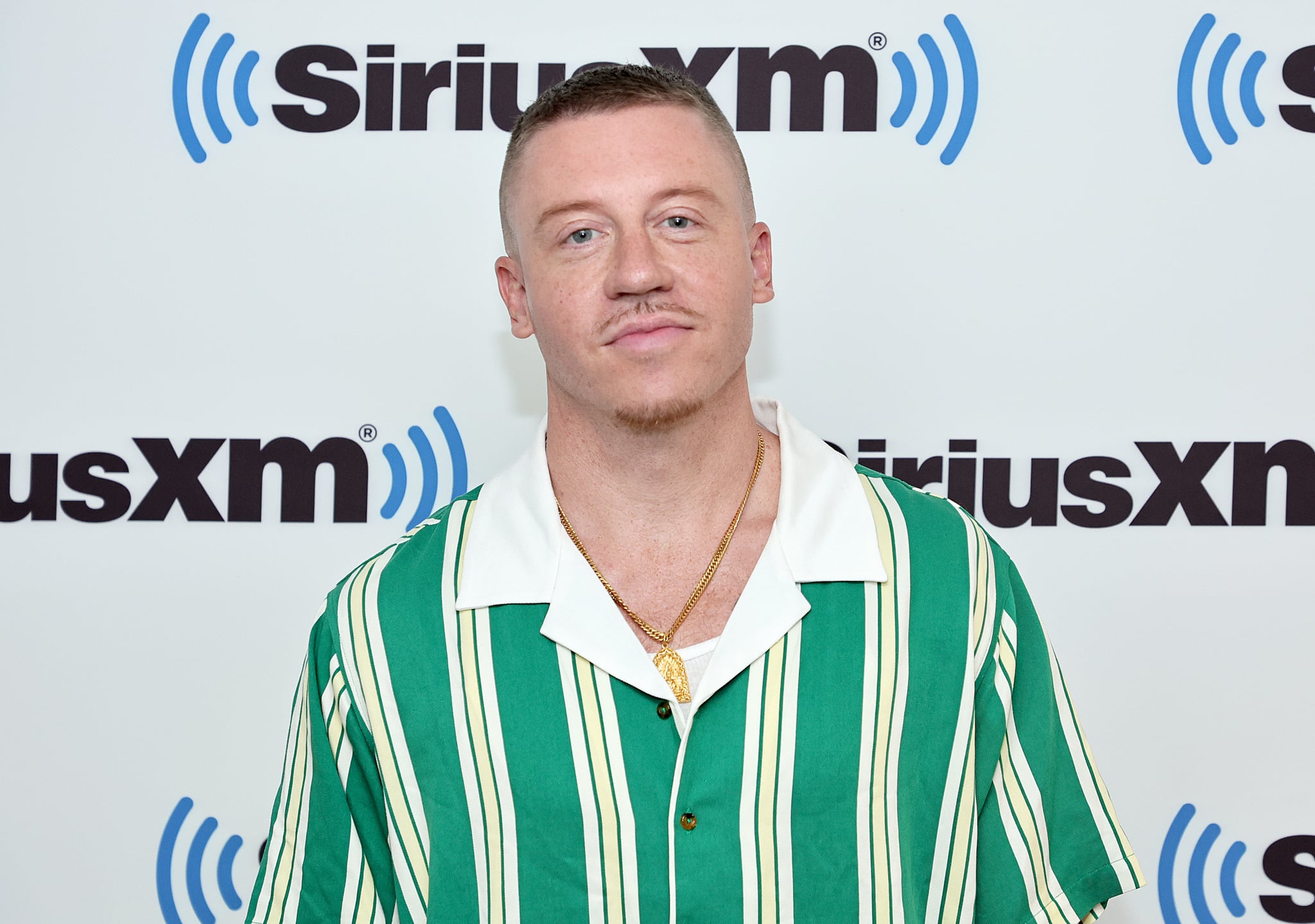 纽约，纽约- 8月17日:Macklemore于2022年8月17日在纽约市SiriusXM工作室参观SiriusXM。(杰米·麦卡锡摄/盖蒂图片社)