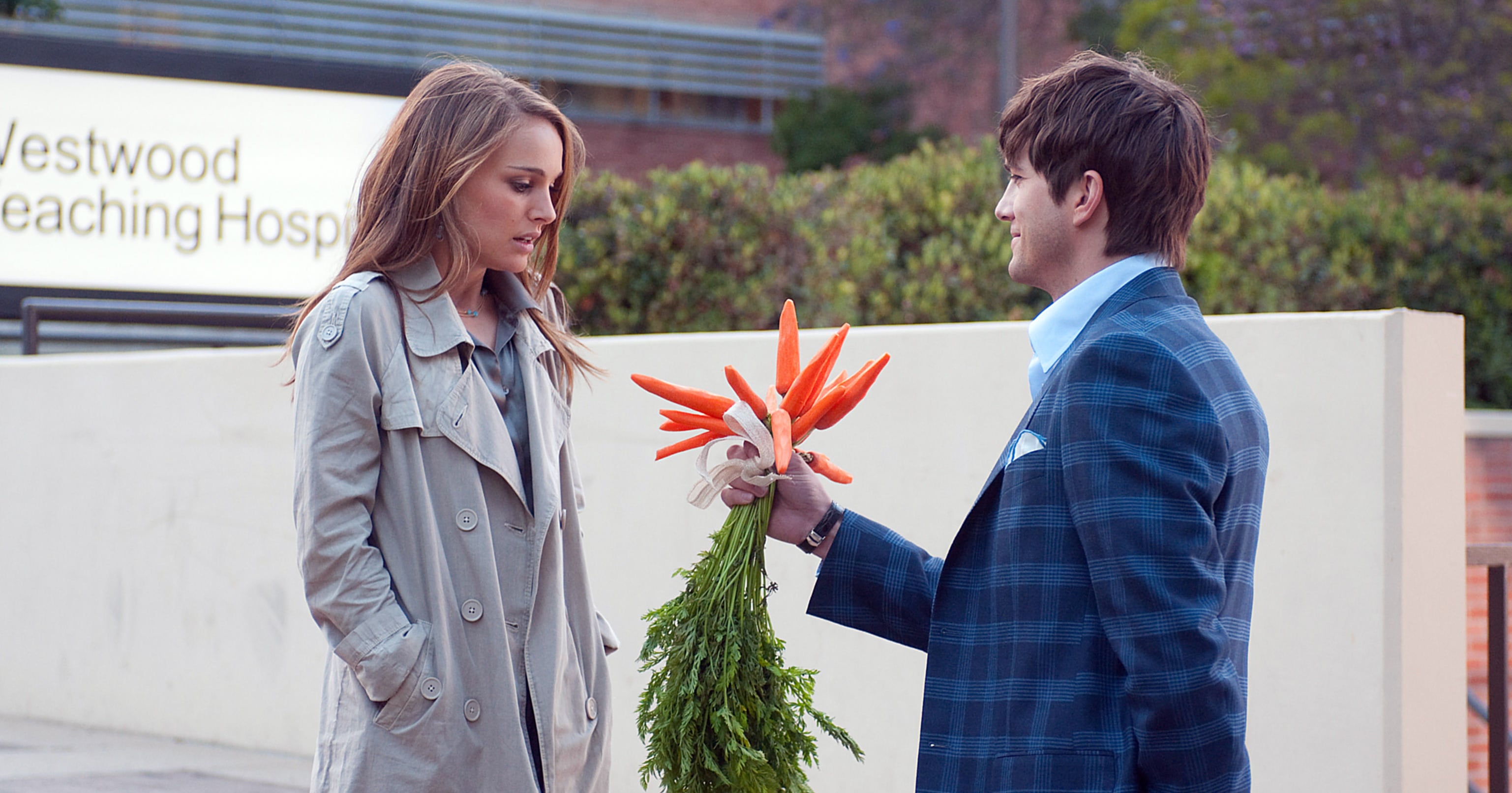 На 1 свидание предложил купить траву песня. Эштон Катчер с морковкой.