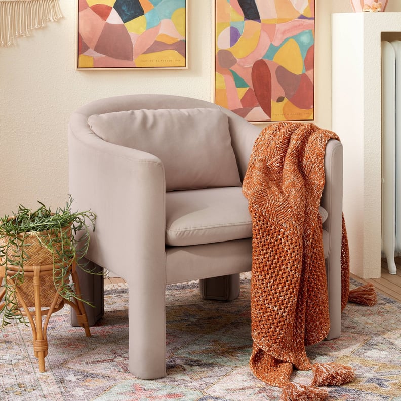 天鹅绒椅子上:Opalhouse设计Jungalow Linaria完全软垫天鹅绒口音的椅子上
