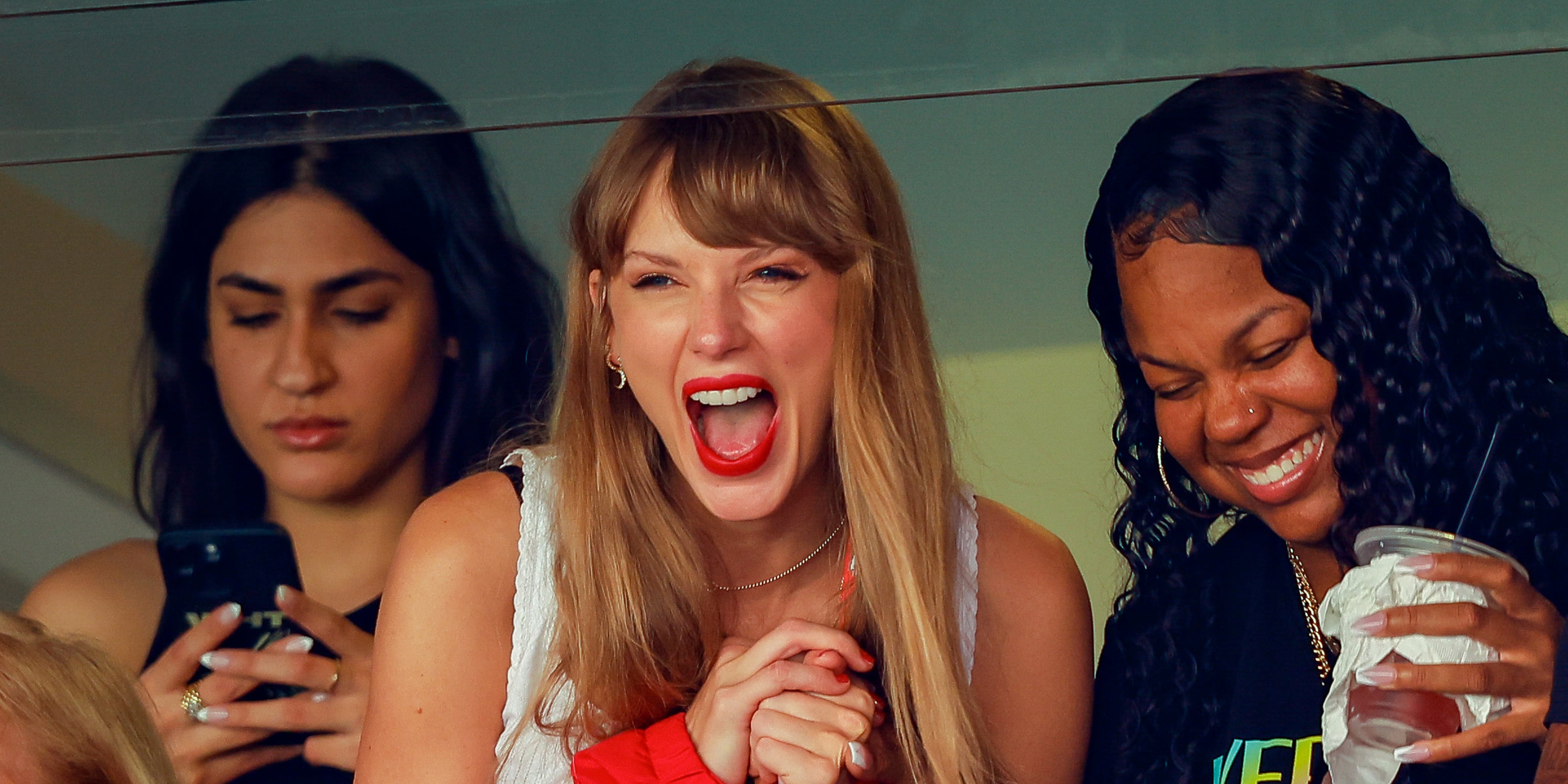 What Red Lipstick Does Taylor Swift Wear? - Vimarsana News