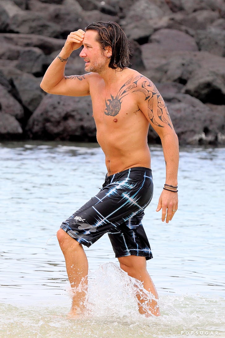 Keith Urban Shirtless in Hawaii  Pictures  POPSUGAR 