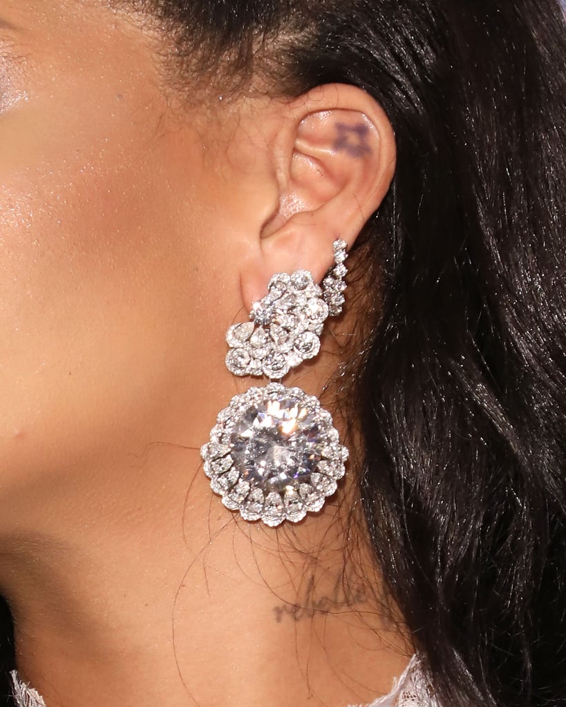 Tatuaje de oreja de estrella de Rihanna