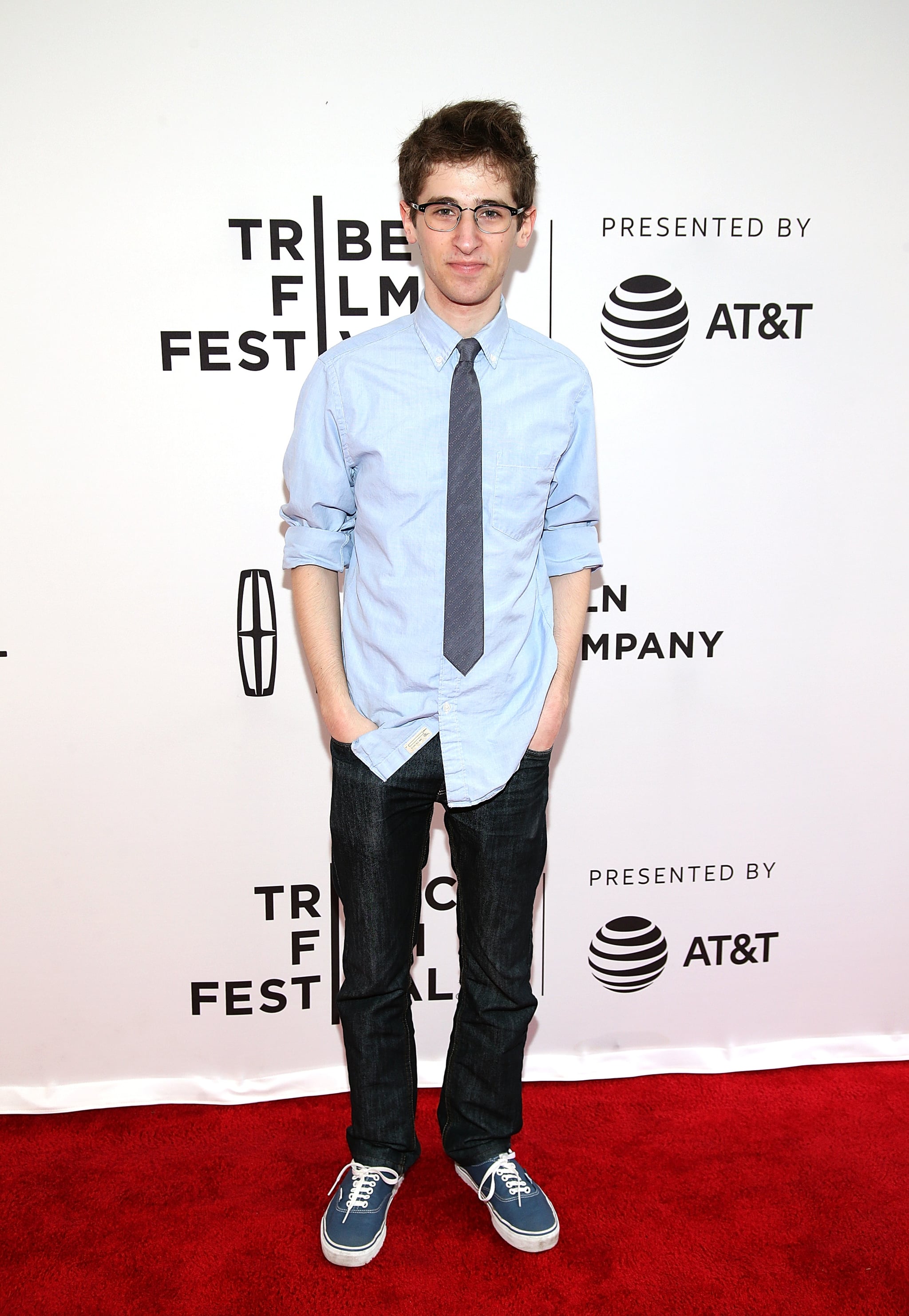 Noah Robbins Let S Take A Moment To Appreciate Set It Up S Incredible Cast Popsugar Entertainment Photo 11