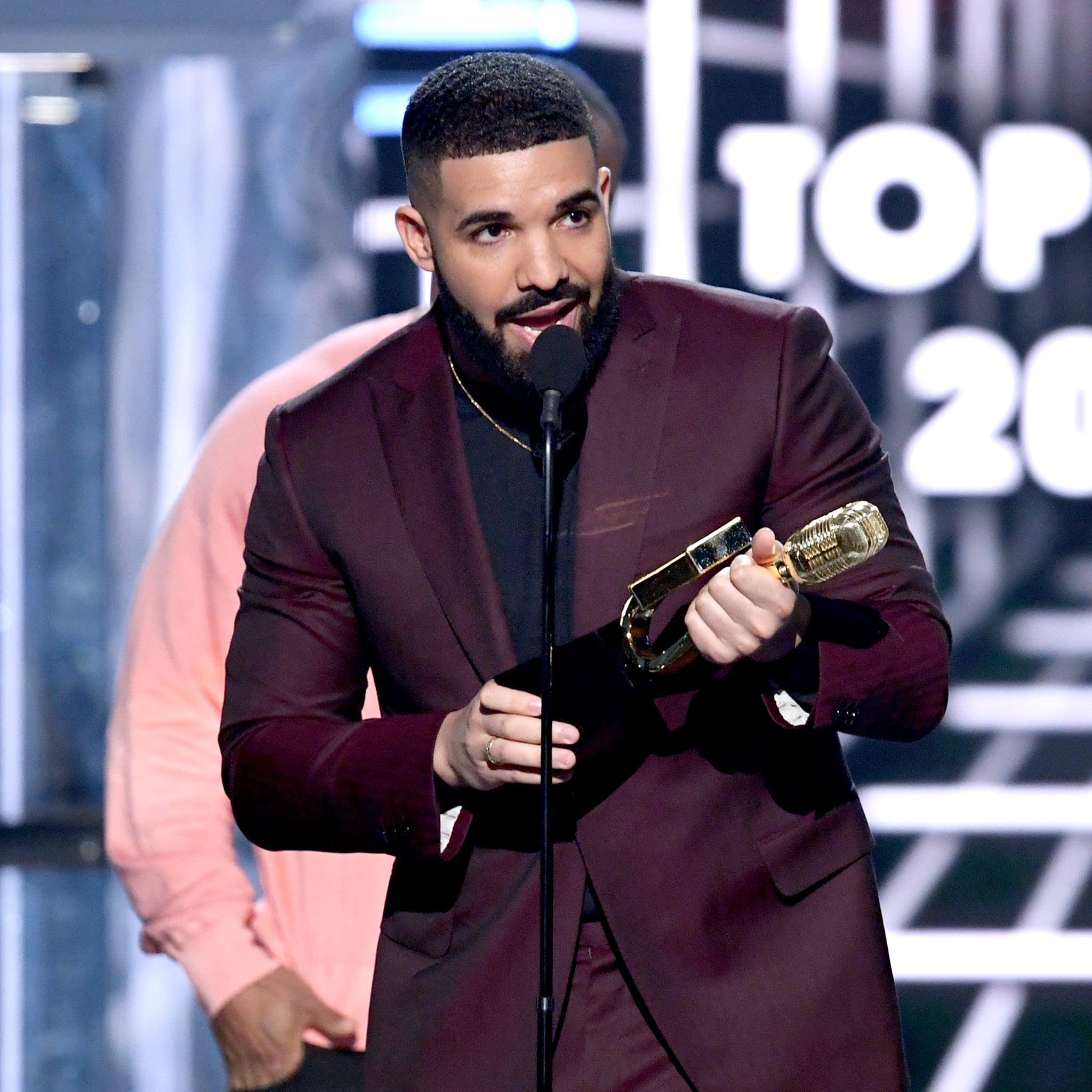 Drake Shouts Out Arya Stark At 2019 Billboard Music Awards Popsugar Entertainment