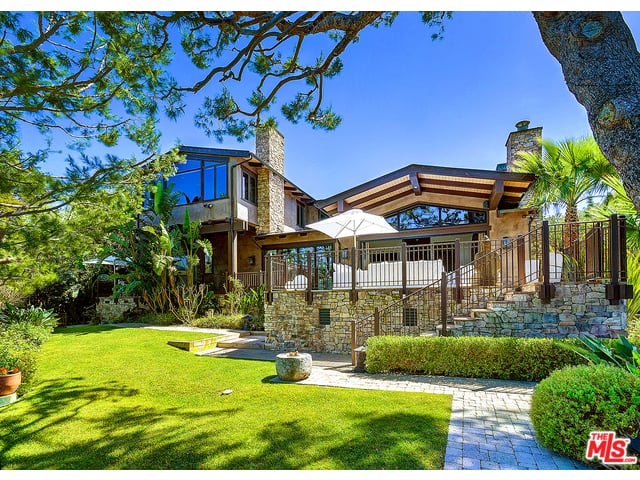 The home is tucked away in the cul-de-sac of one of Malibu's most popular neighborhoods, and it's gated for added protection.