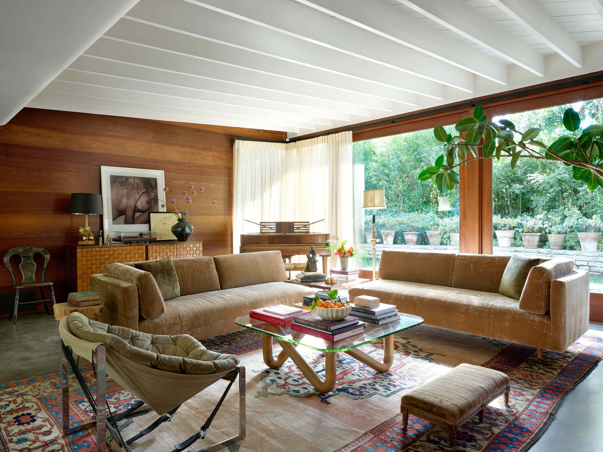 Dakota Johnson S Relaxed Living Room In Her La Home Dakota