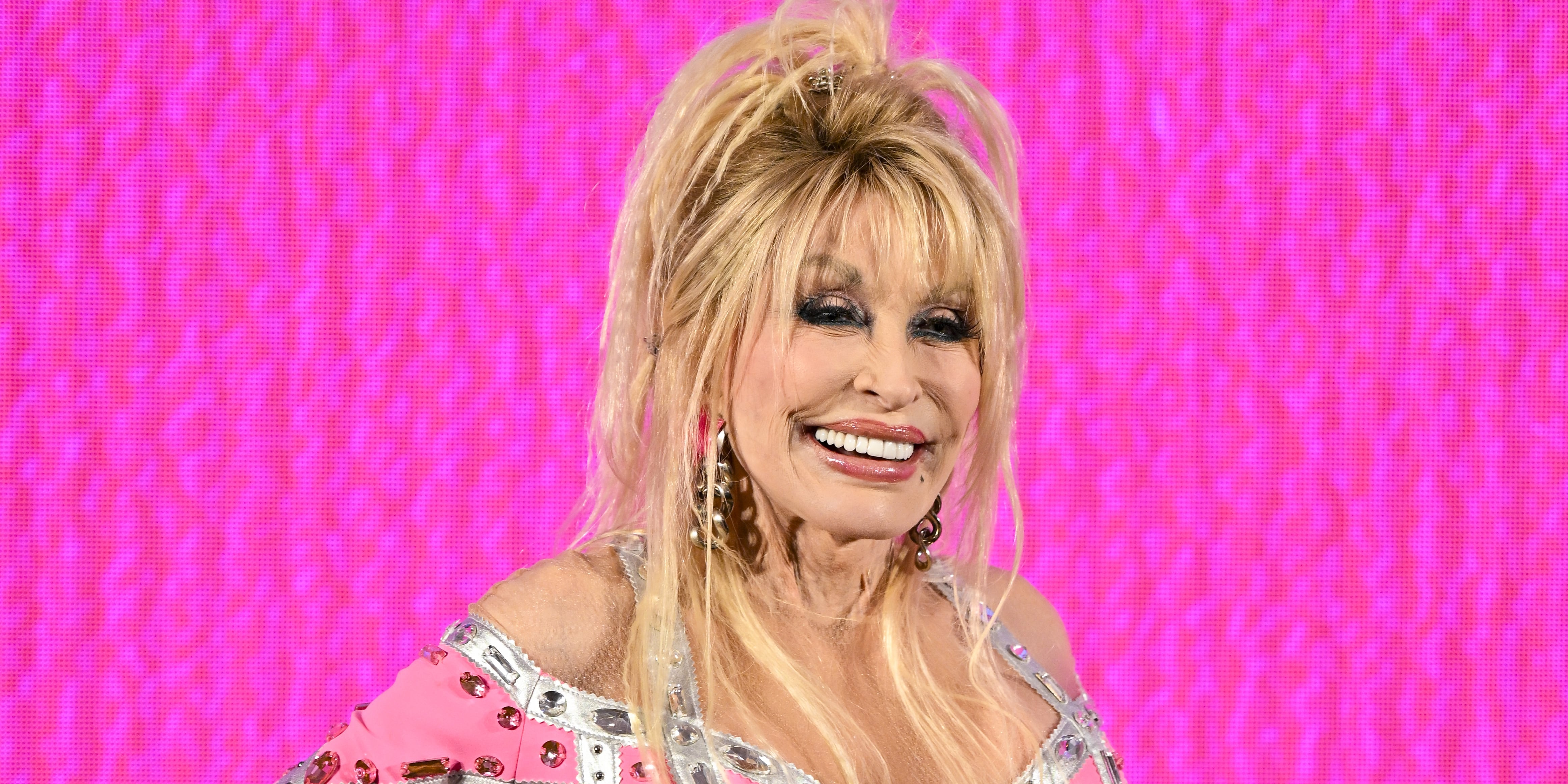Dolly Parton Says She Will Never Go Makeup Free - Vimarsana News
