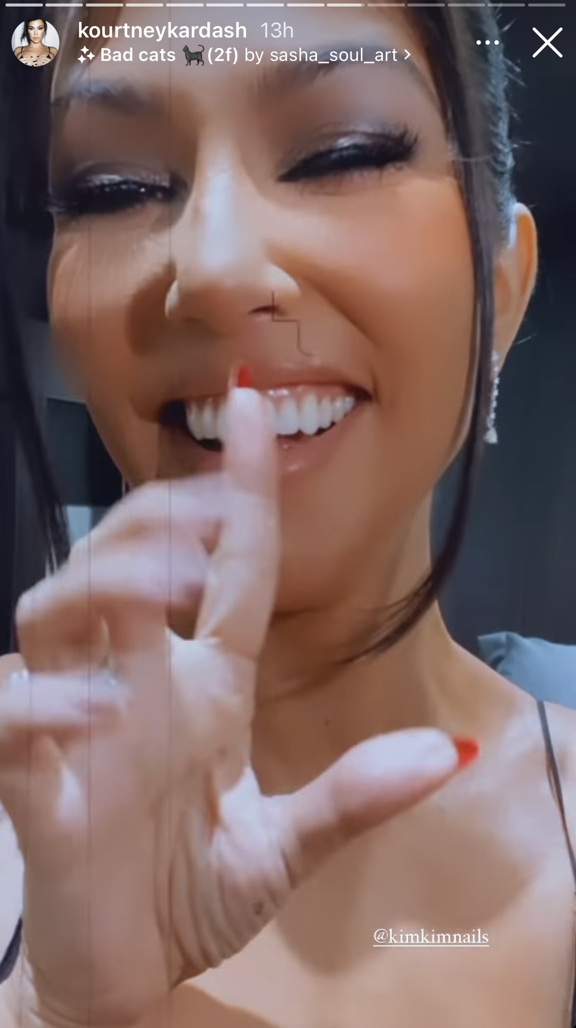 de Kourtney Kardashian "Otra cara" La manicura viene con un toque divertido