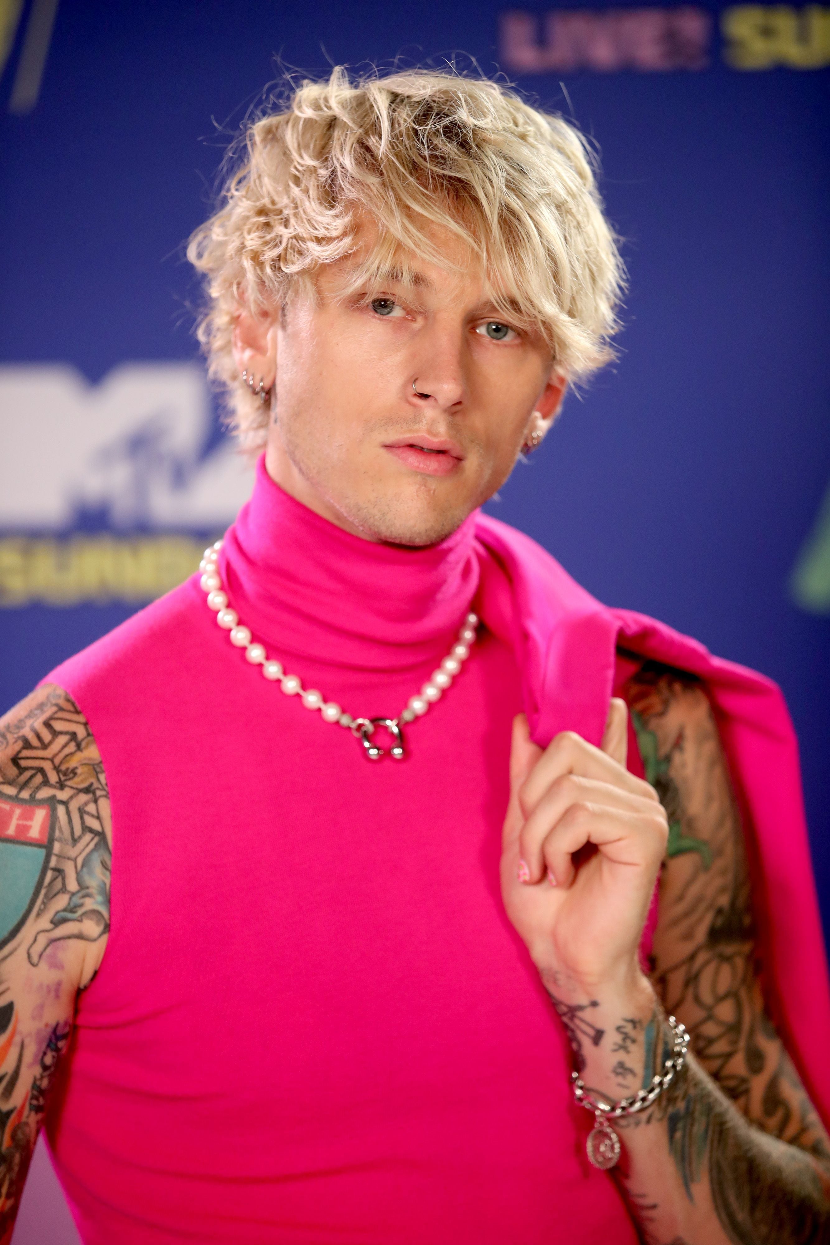 machine gun kelly pink dress Machine Gun Kelly Rocked a Pink Suit at the VMAs