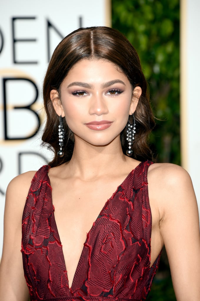 She also paired her look with drop earrings.