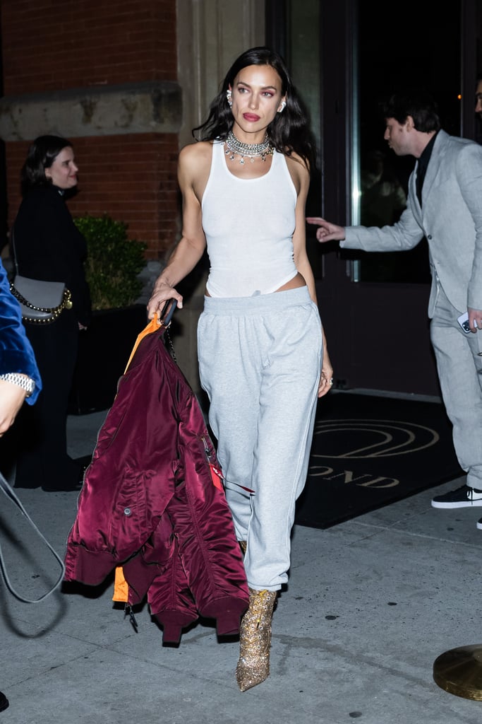 Irina Shayk的灰色运动裤了联欢晚会。颁奖典礼后