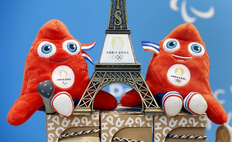 的复制品的标志埃菲尔铁塔的2024年奥运会官方吉祥物包围巴黎2024年夏季奥运会和残奥会将显示在官方店完全致力于2024年奥运会