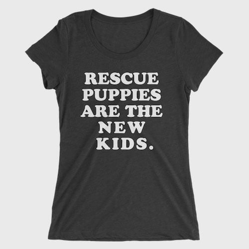 一件衬衫,显示了营救小狗。你的爱