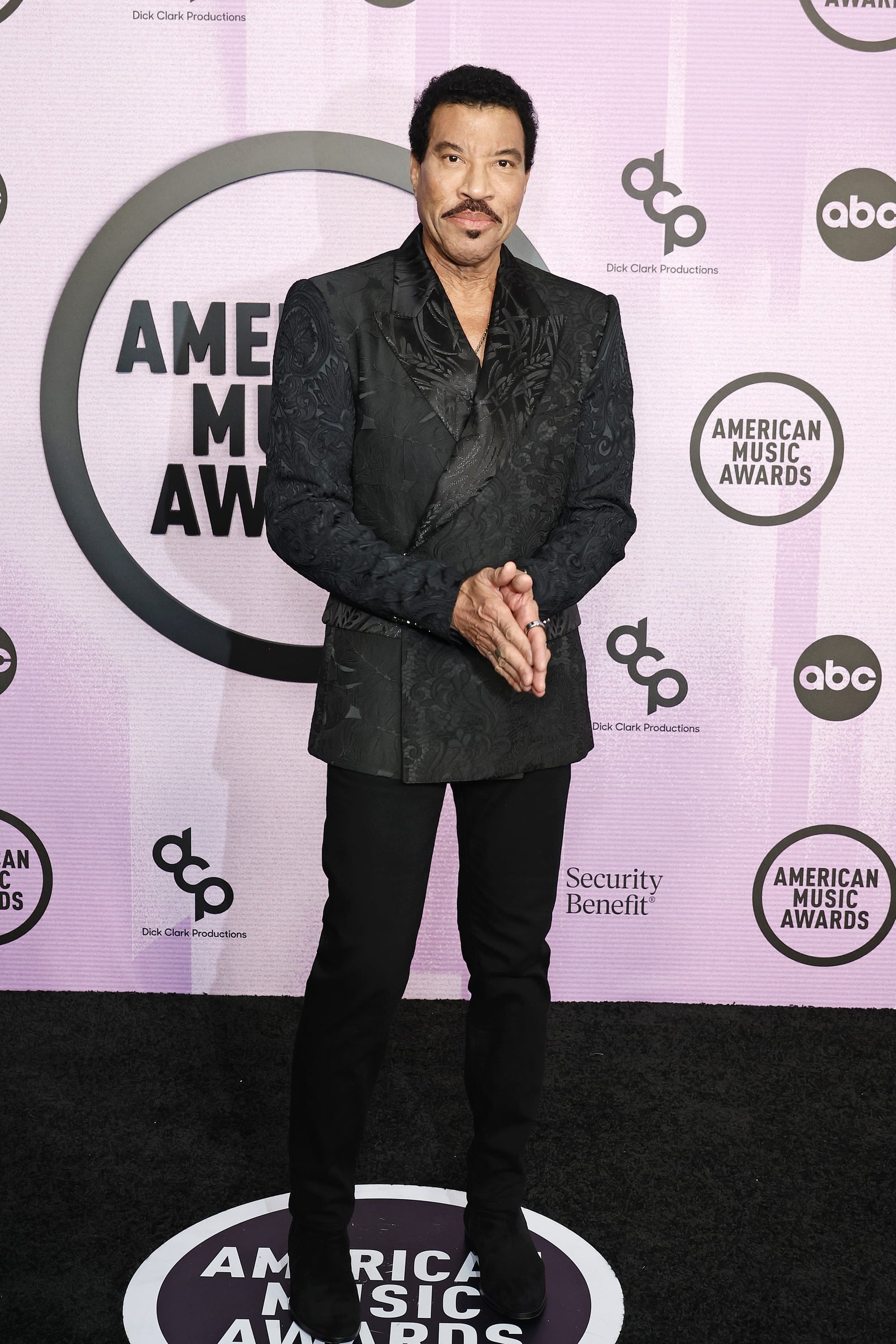 See Every Red Carpet Arrival at the 2022 AMAs | PS Fashion
