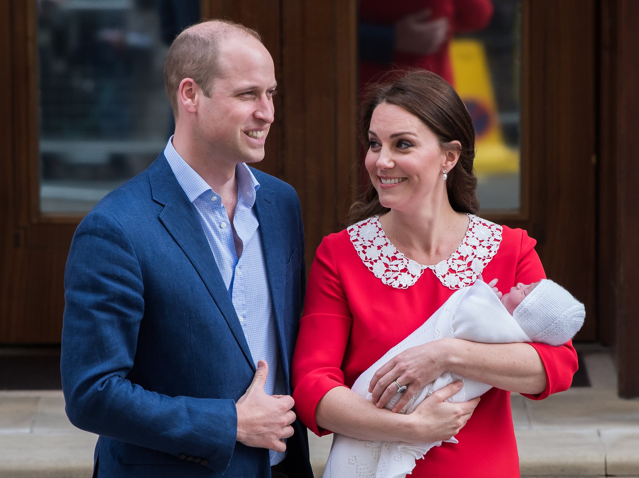 LONDON, ENGLAND - APRIL 23:  Catherine, Duchess of Cambridge and Prince William, Duke of Cambridge depart the Lindo Wing with their newborn son at St Mary's Hospital on April 23, 2018 in London, England. The Duchess safely delivered a son at 11:01 am, weighing 8lbs 7oz, who will be fifth in line to the throne.  (Photo by Samir Hussein/WireImage)