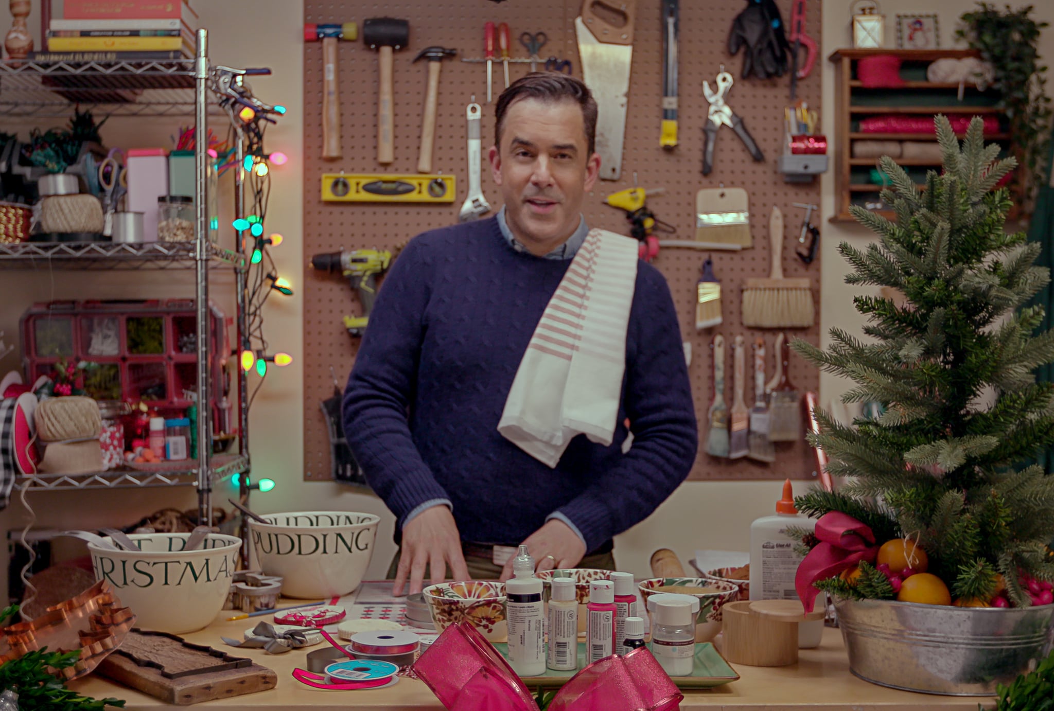 HOLIDAY HOME MAKEOVER WITH MR. CHRISTMAS - Benjamin Bradley in Episode 1 of HOLIDAY HOME MAKEOVER WITH MR. CHRISTMAS. CR. Courtesy of Netflix/©NETFLIX 2020