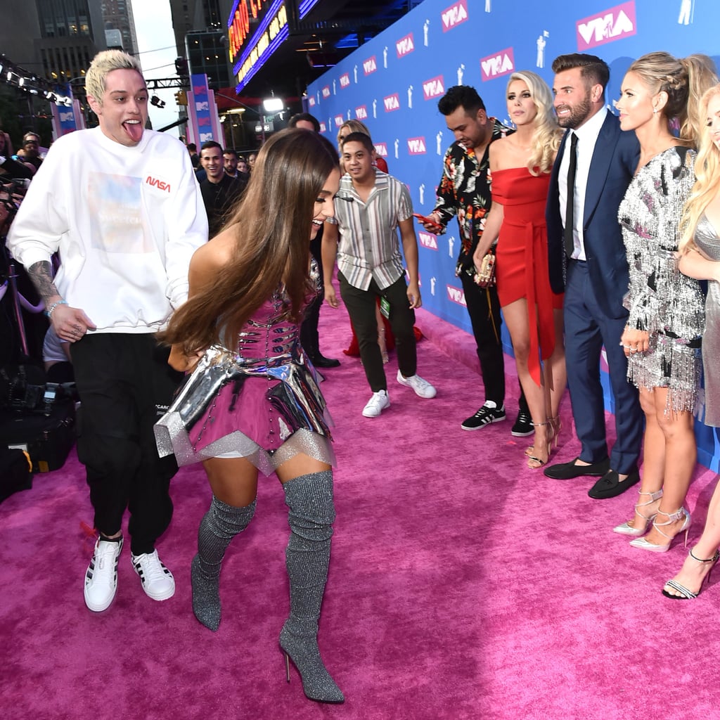 Why Did Ariana Grande And Pete Davidson Run Off Vmas Carpet Popsugar Celebrity