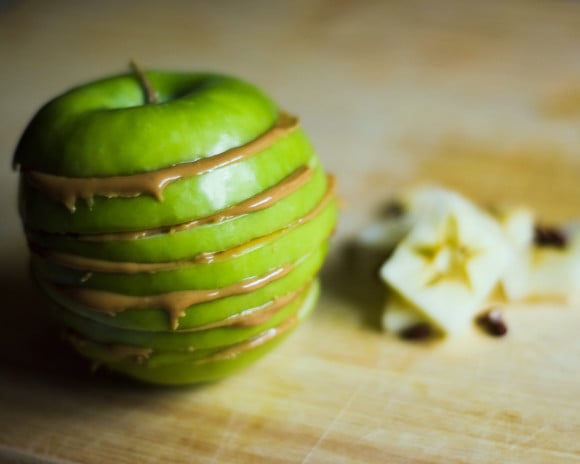 3. Apple and Almond Butter Sandwich 
The fiber in the apples provides instant staying power while the almond butter is a great source of heart-healthy monounsaturated fats. Research shows that people who consume more of these monounsaturated fats do less mindless snacking and have less belly fat. Plus, the antioxidants in apples may help prevent metabolic syndrome, a condition marked by excess belly fat or an "apple shape." 
To Make: Core a large apple using an apple corer. Cut apple into rounds. Choose 4 of the largest rounds and put rest of the apple away for later use. Spread two of the apple rounds with 1 tablespoon each of almond butter. Sprinkle 2 tbsp. whole-grain granola on each of the rounds with the almond butter and then finish by topping with 1 tbsp raisins each and sandwiching by placing the other two rounds on top of each one.
4. Mango-Tango Spinach Smoothie Do the prep the night before, freeze the ingredients and give them a whir in the blender before your morning commute for a delicious drinkable breakfast! One cup of mango provides 100% of your daily value for vitamin C, and vitamin C is a very important antioxidant for a fresh face in the mornings, as it is responsible for skin collagen formation and regeneration. Plus, in a study involving 4,025 middle-aged women, researchers found that higher intakes of vitamin C were associated with lower prevalence of wrinkled appearance, dryness associated with aging, and skin thinning.
To Make: Combine 1 cup skim milk, 1 sliced banana, 1/2 cup chopped frozen mango, 1 tablespoon ground flaxseed, 1 cup fresh spinach, 1/4 cup plain nonfat Greek yogurt, and 2 teaspoons honey. Blend until smooth. *Tip: Make it without wasting your precious morning minutes by washing the spinach and slicing the banana the night before. Then put all ingredients (except for the juice, yogurt and honey) in a zip-top bag and stash in the freezer. In the morning, all you’ll have to do is throw the ingredients in the blender, and you're good to go. Want more smoothie ideas? We've got 10 great ones for you right here. 
Photo: K. Miller Photographs