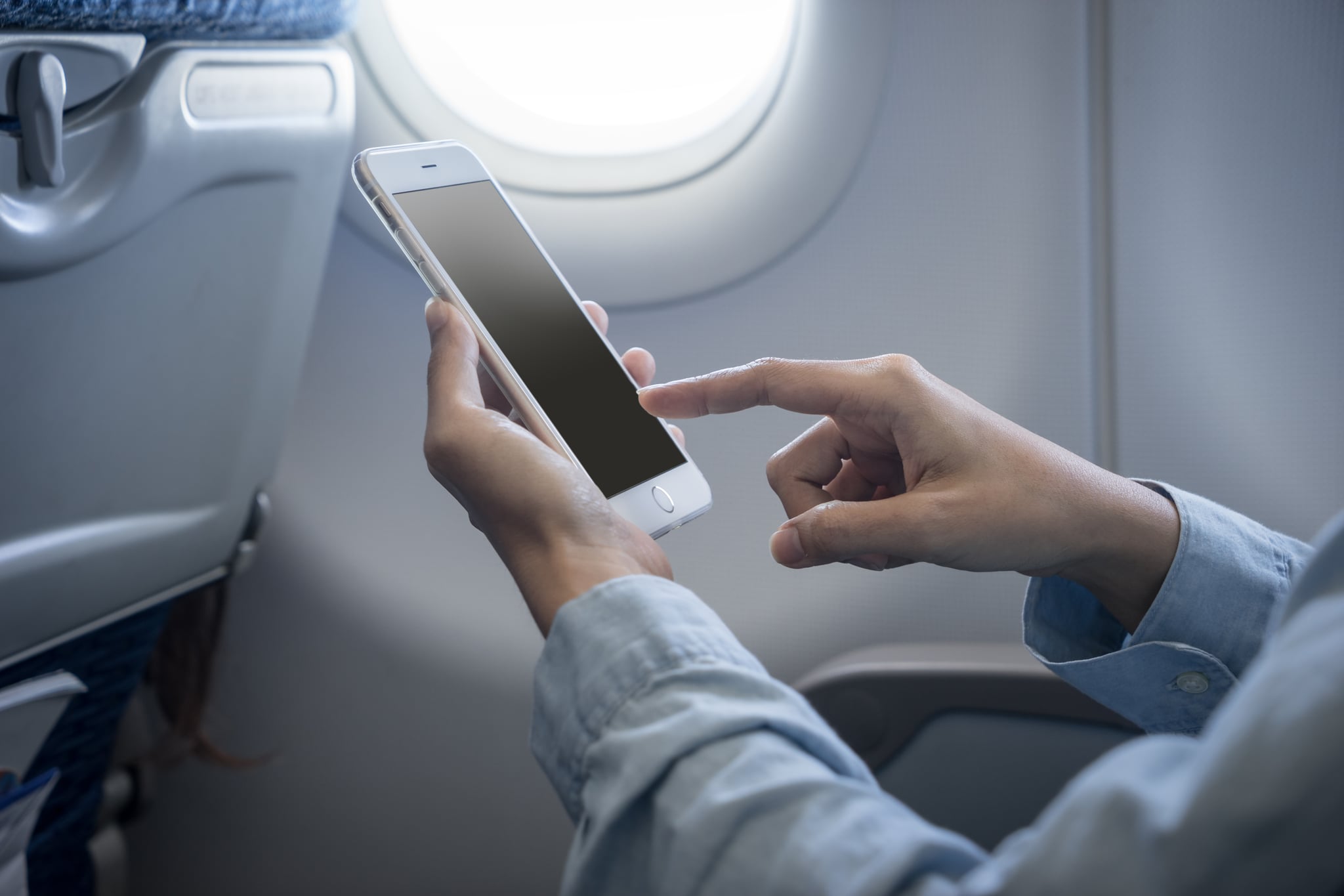 Можно будет использовать телефон. Телефон в самолете. Человек с телефоном в самолете. Телефон в руке. Интернет на борту самолета.