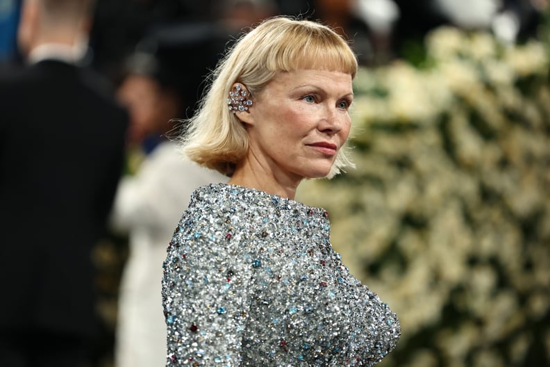 Pamela Anderson met gala french bob