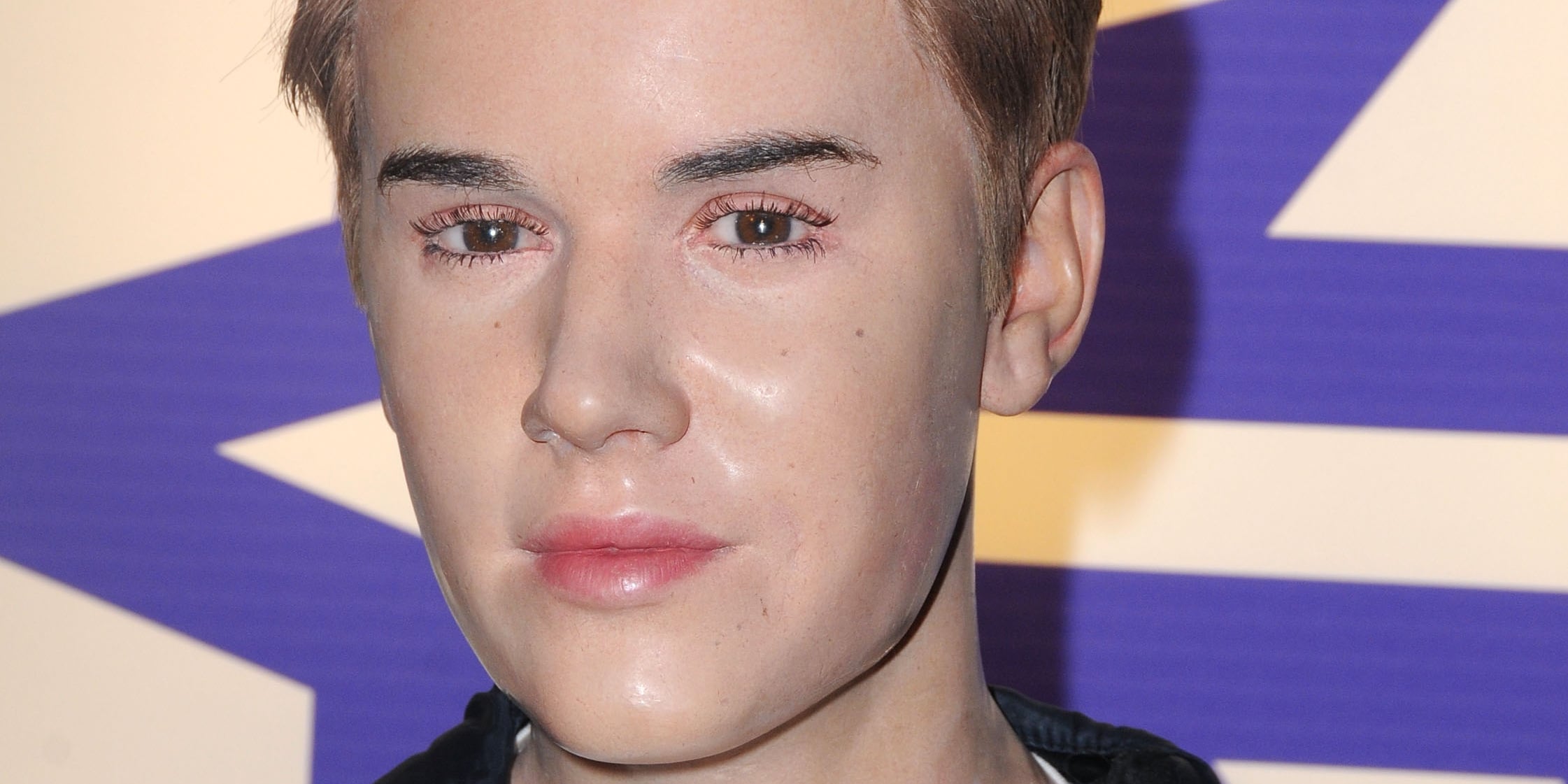 Is It Real Check Out These Hilarious Celebrity Encounters With Famous Wax Figures - erprwd2