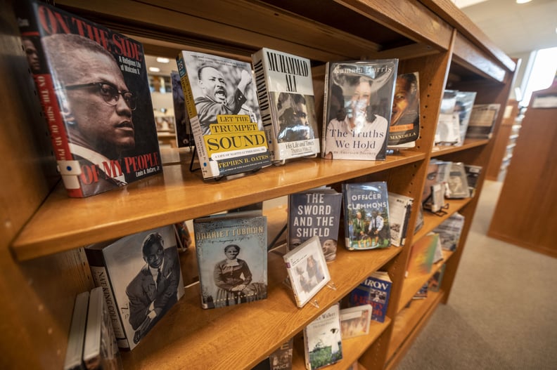 纽约州埃尔蒙特:黑人历史月显示埃尔蒙特埃尔蒙特纪念图书馆的书籍,纽约,2021年1月29日。(图片由Alejandra别墅Loarca / RM《新闻日报》通过盖蒂图片社)