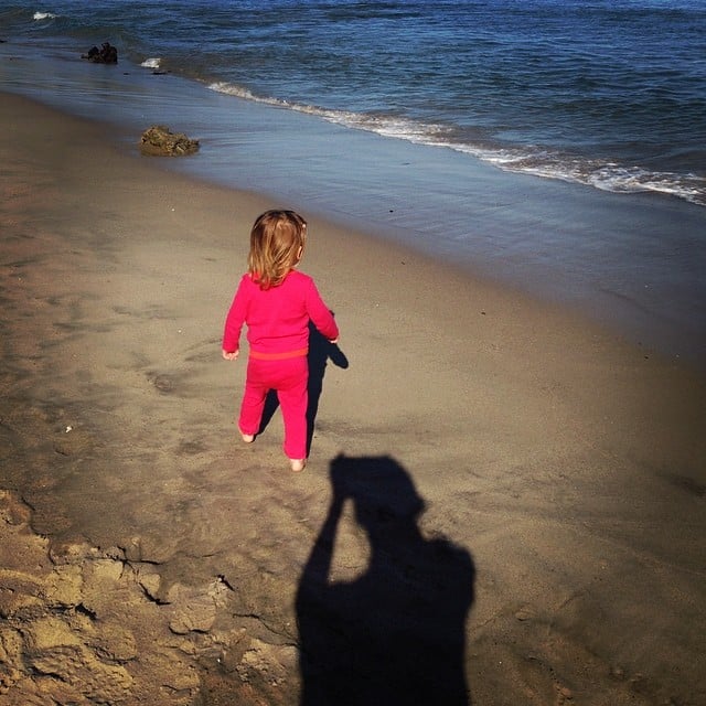 Elsa Pataky ran around the beach with her daughter, India Rose.
Source: Instagram user elsapatakyconfidential