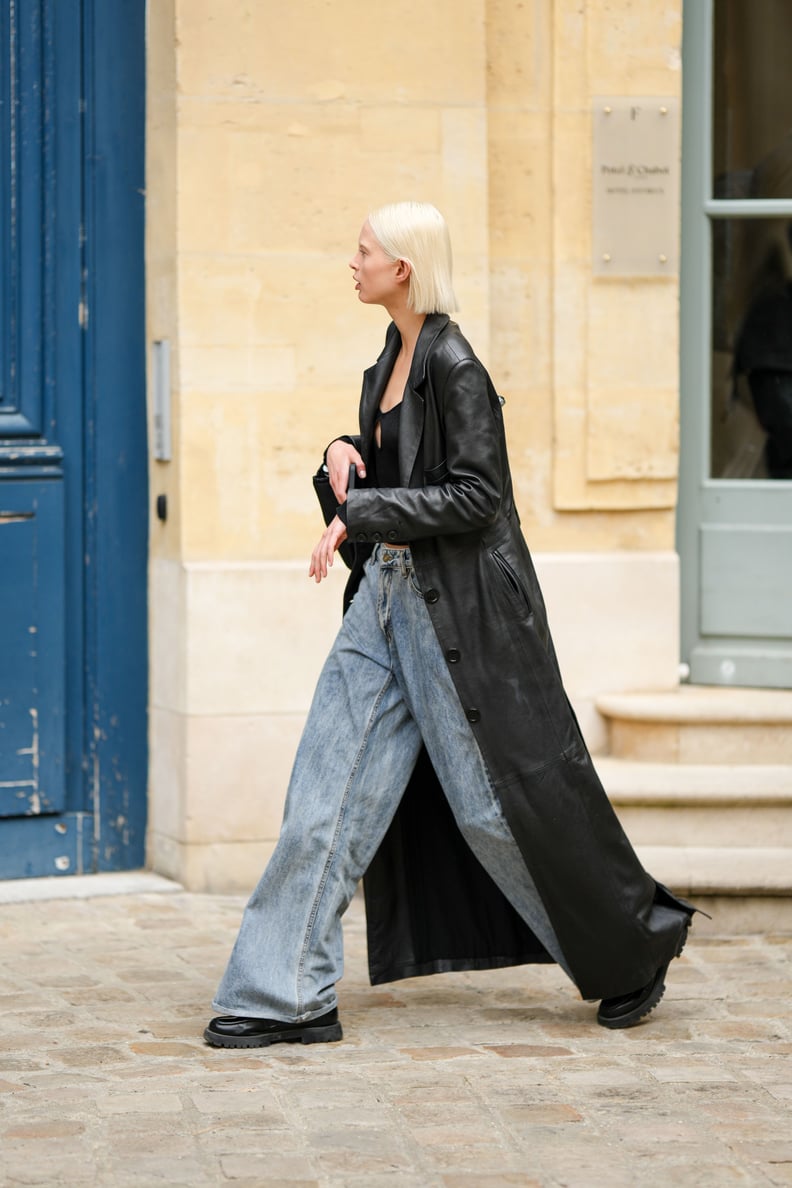 Baggy-Jeans Outfit: With Loafers and a Long Trench