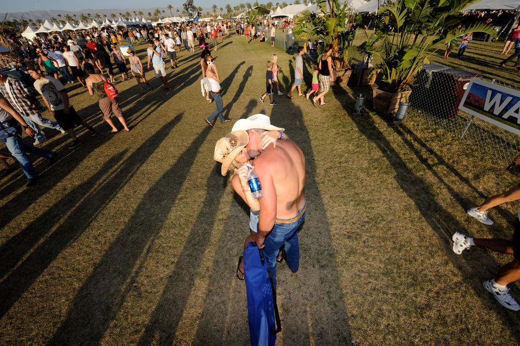Its A Country Fied Kiss At The Stagecoach Music Festival In Indio Cute Couples At Summer 